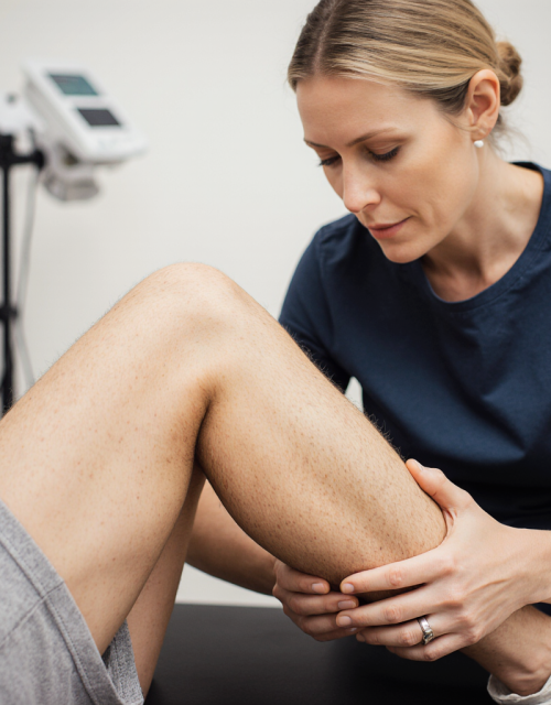 a_professional_physiotherapist_working_with_patients_knee__tl1emt7q22x1mwvj9bwt_2